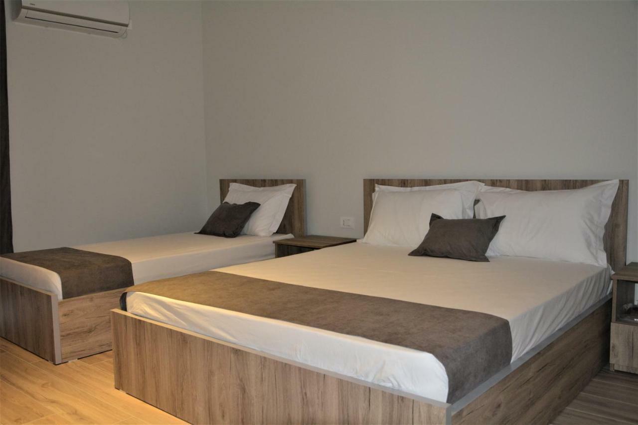 Hotel Vila Nino ベラト エクステリア 写真