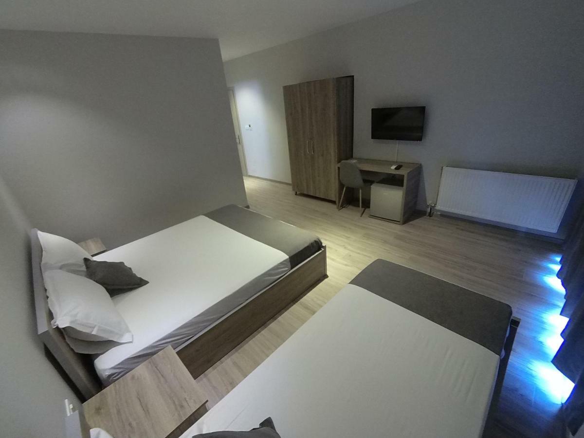 Hotel Vila Nino ベラト エクステリア 写真